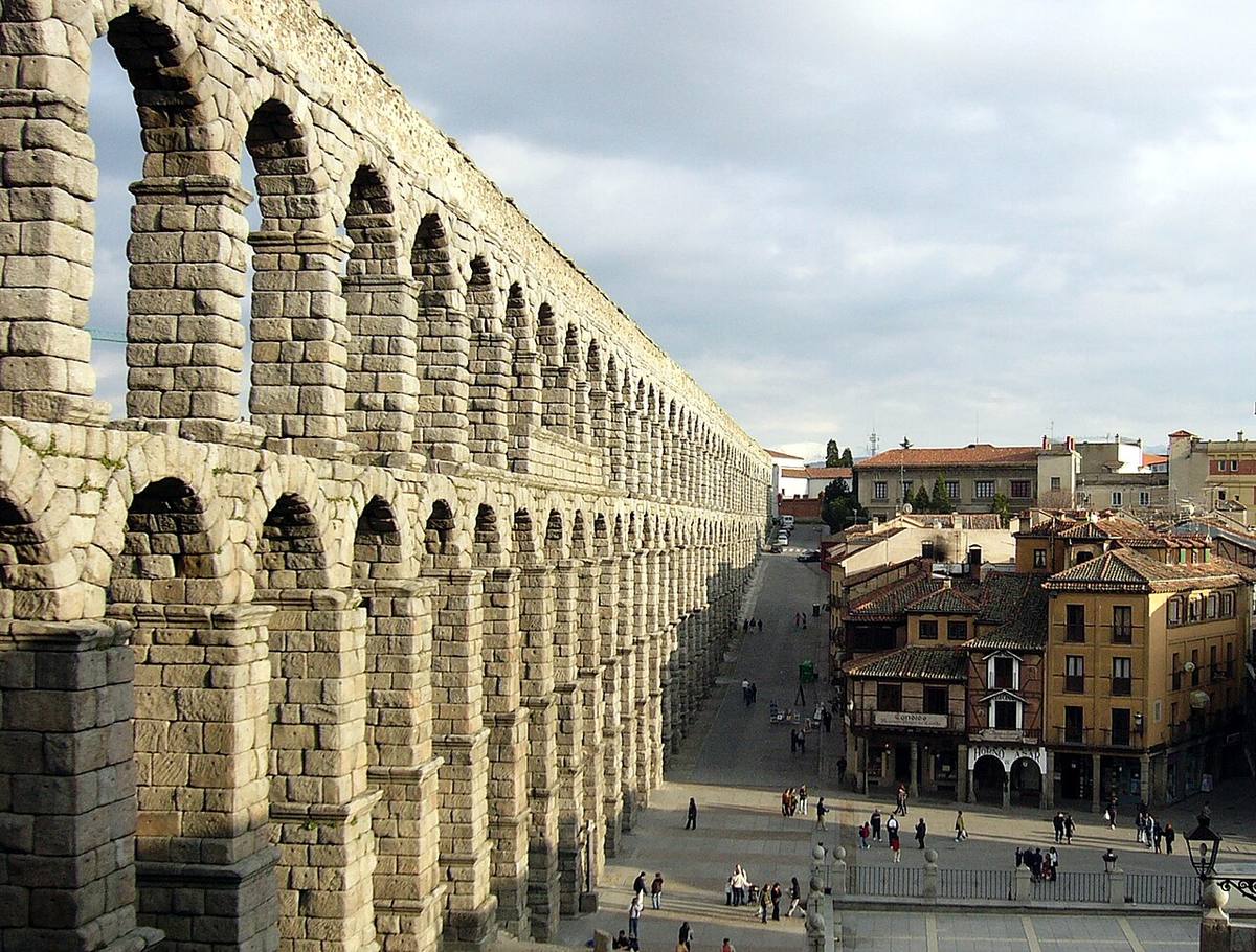 Vista del Acueducto de Segovia y edificios residenciales colindantes.