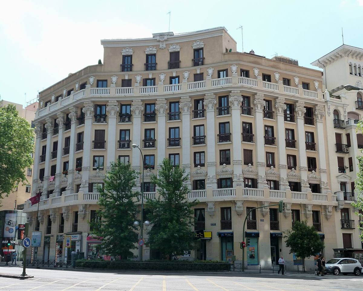 Bloque de viviendas de arquitectura clásica en el centro de Madrid.