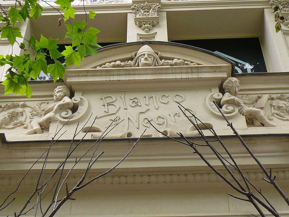 Relieve decorativo en la fachada del edificio ABC Serrano en Madrid.