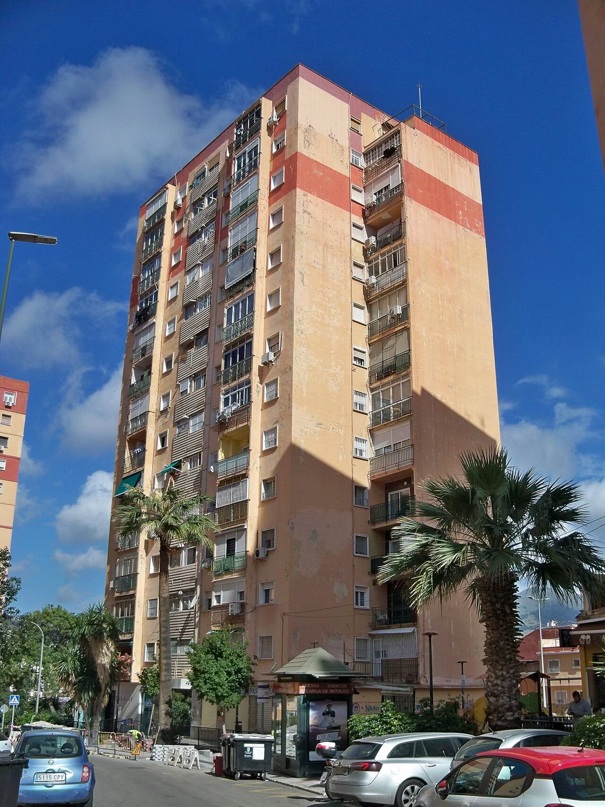 Bloque de viviendas en una avenida.