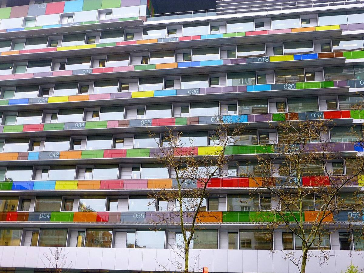 Fachada colorida del edificio del Instituto Nacional de Estadística en Madrid.
