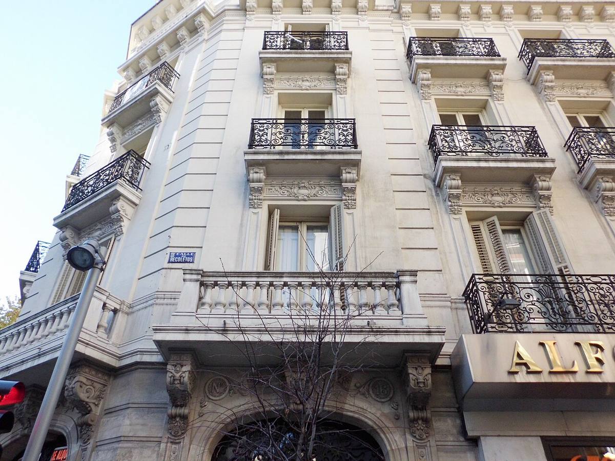 Fachada de un edificio residencial clásico en la calle de Recoletos de Madrid.