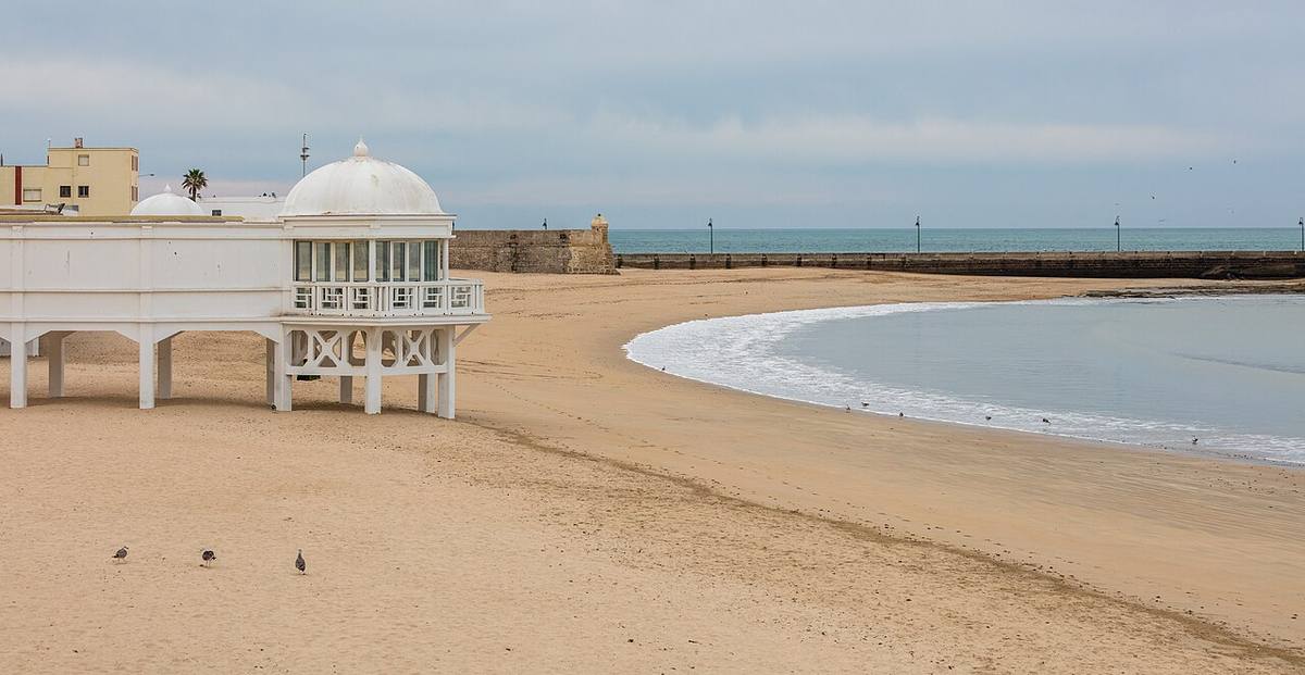 Balneario de la Palma en la playa de la Caleta, Cádiz.
