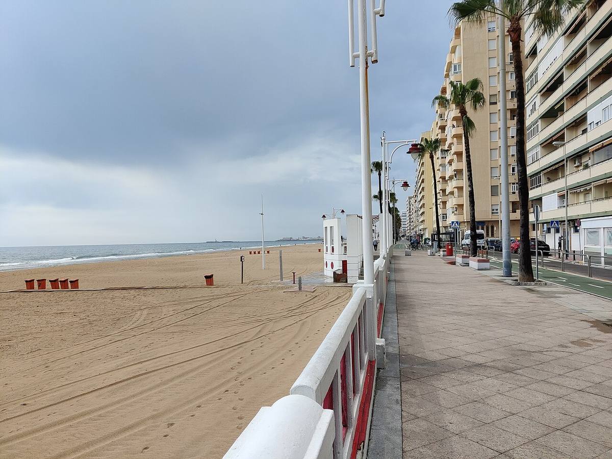 Paseo Marítimo y playa de la Victoria en Cádiz.