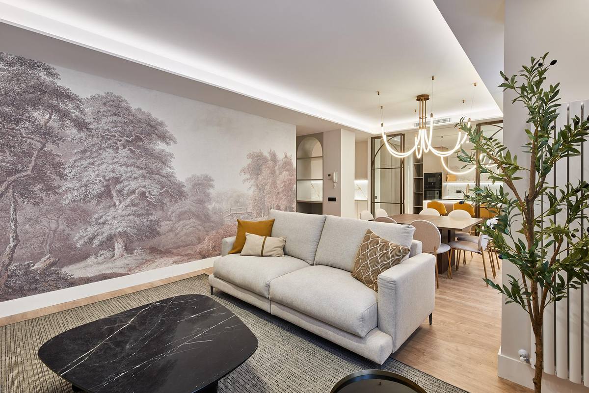 Salón de un piso de tres dormitorios ubicado en la calle Padilla, en el barrio de Lista, Madrid.