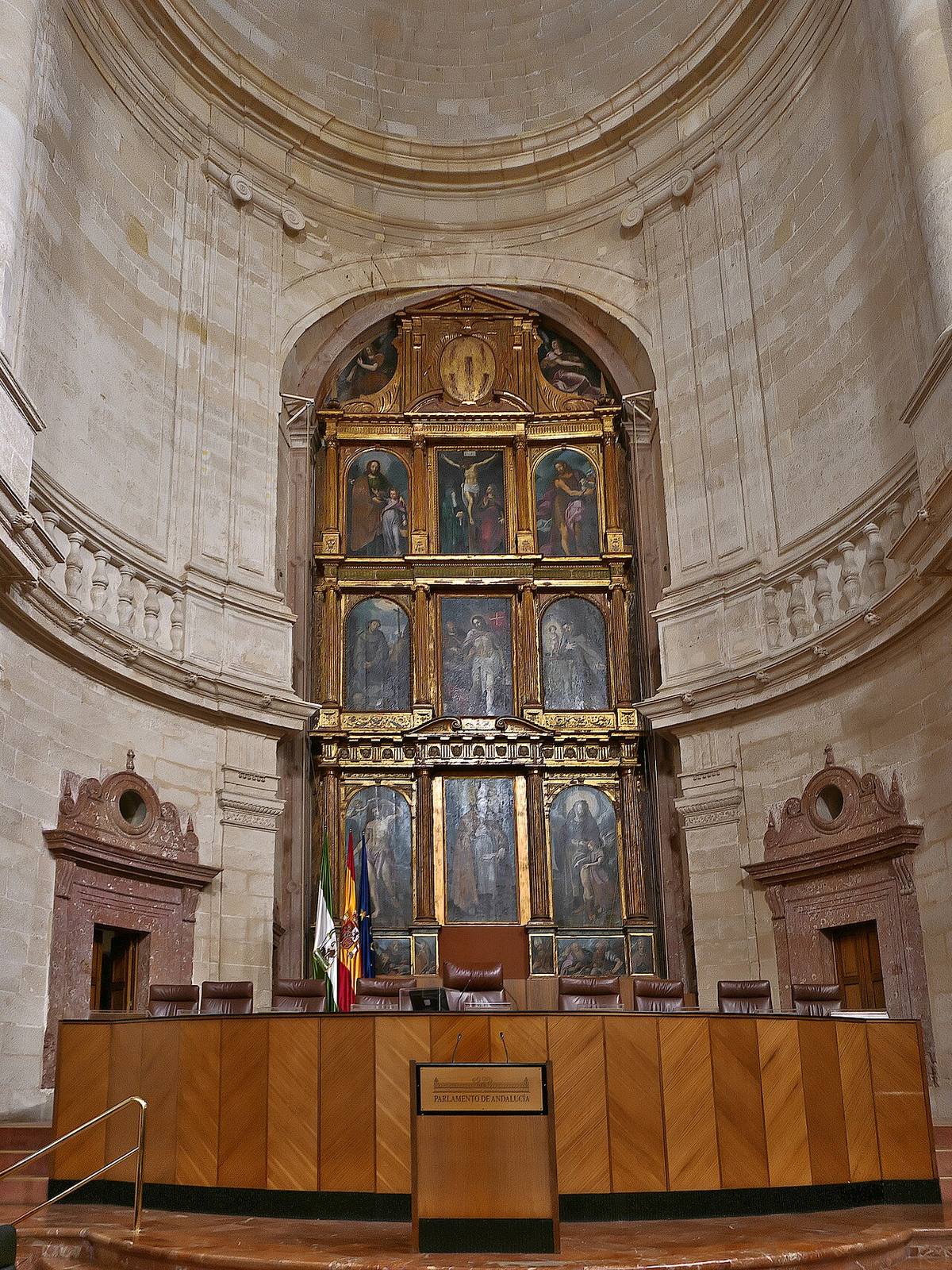 Salón de plenos del Parlamento de Andalucía, ubicado en la antigua iglesia del Hospital de las Cinco Llagas.
