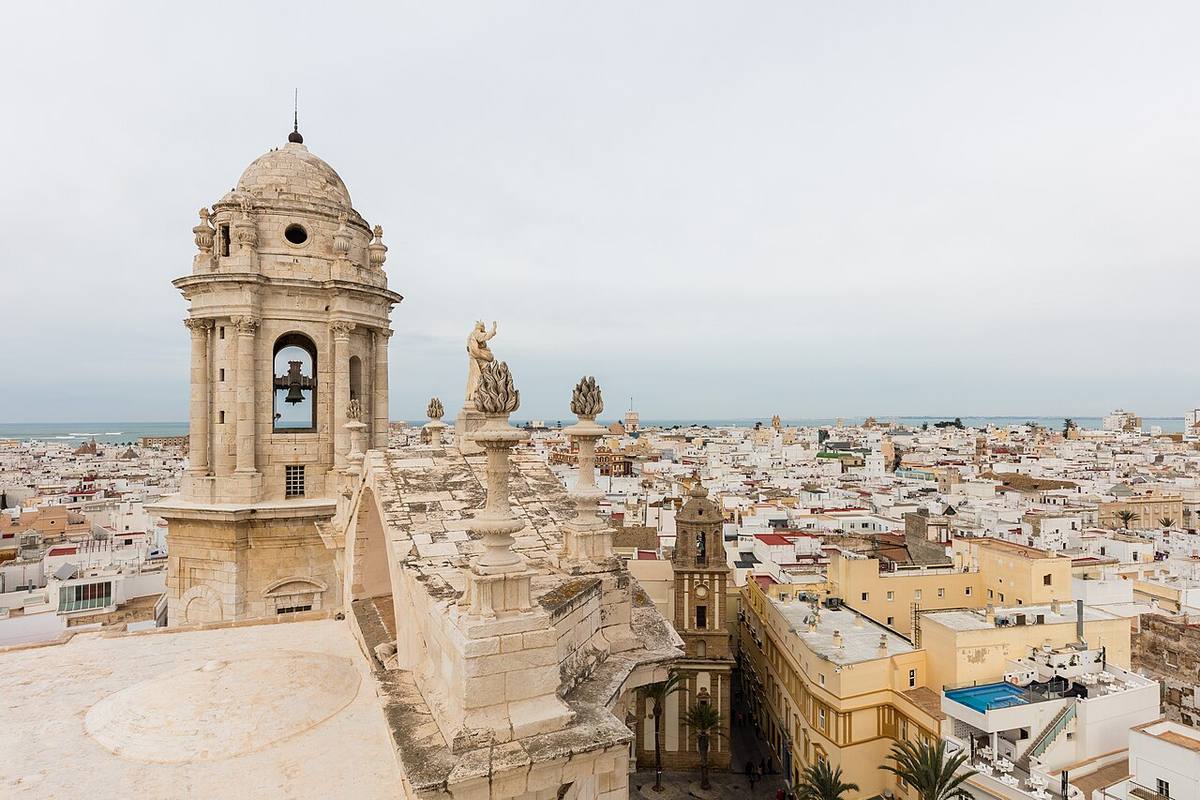 Vista panorámica del casco urbano y la catedral de Cádiz.