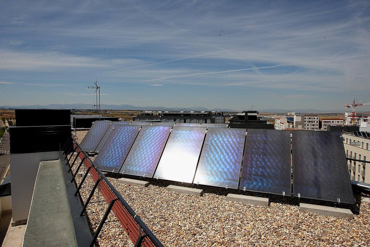 Paneles solares instalados en la azotea de un edificio para mejorar su eficiencia energética.