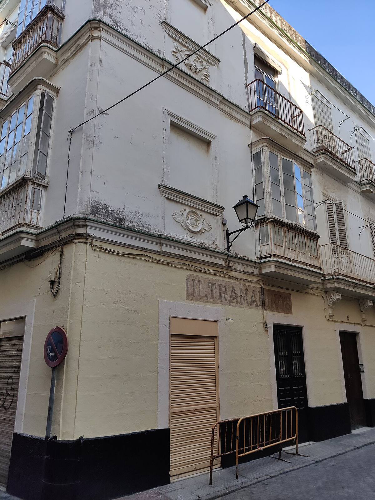 Edificio de viviendas tradicionales en el centro histórico de Cádiz.