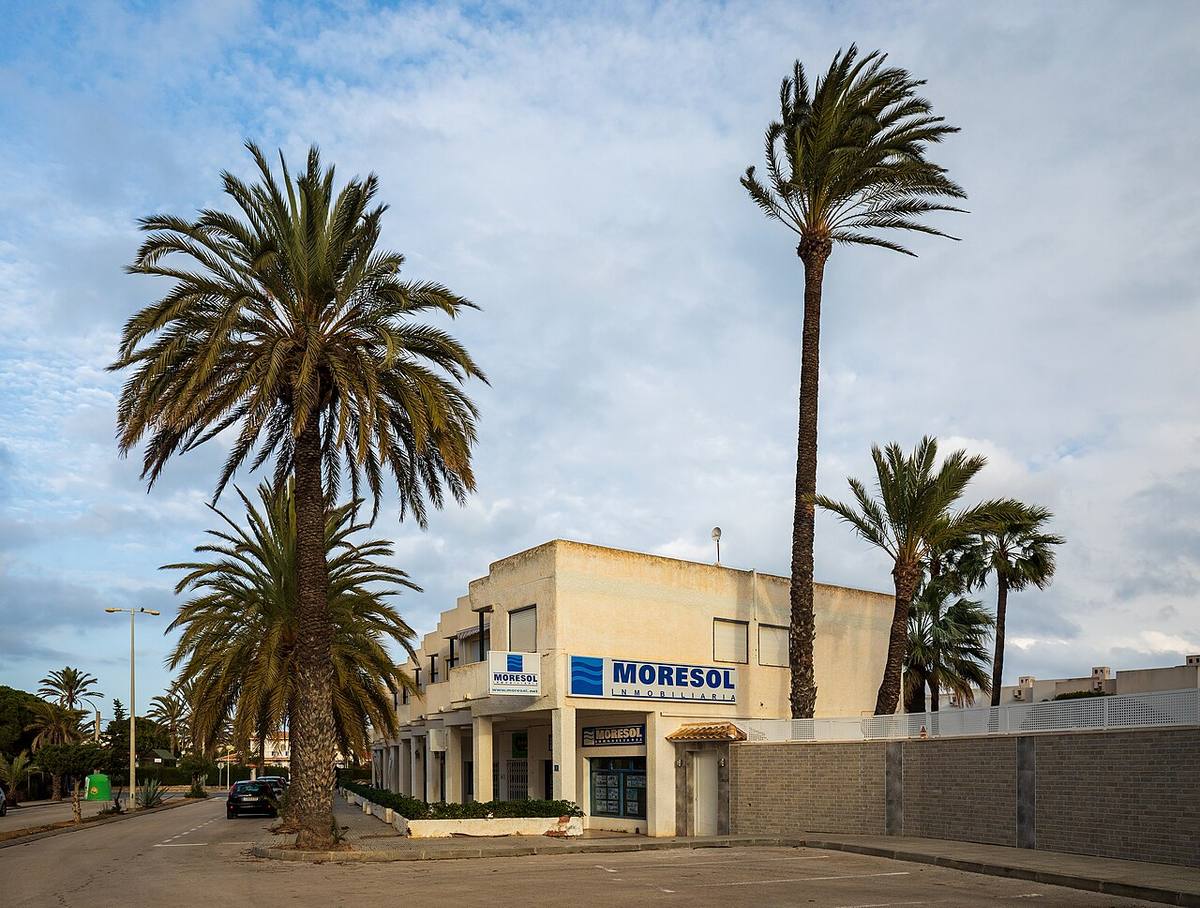 Edificio residencial con locales comerciales en Cabo Roig, Alicante.