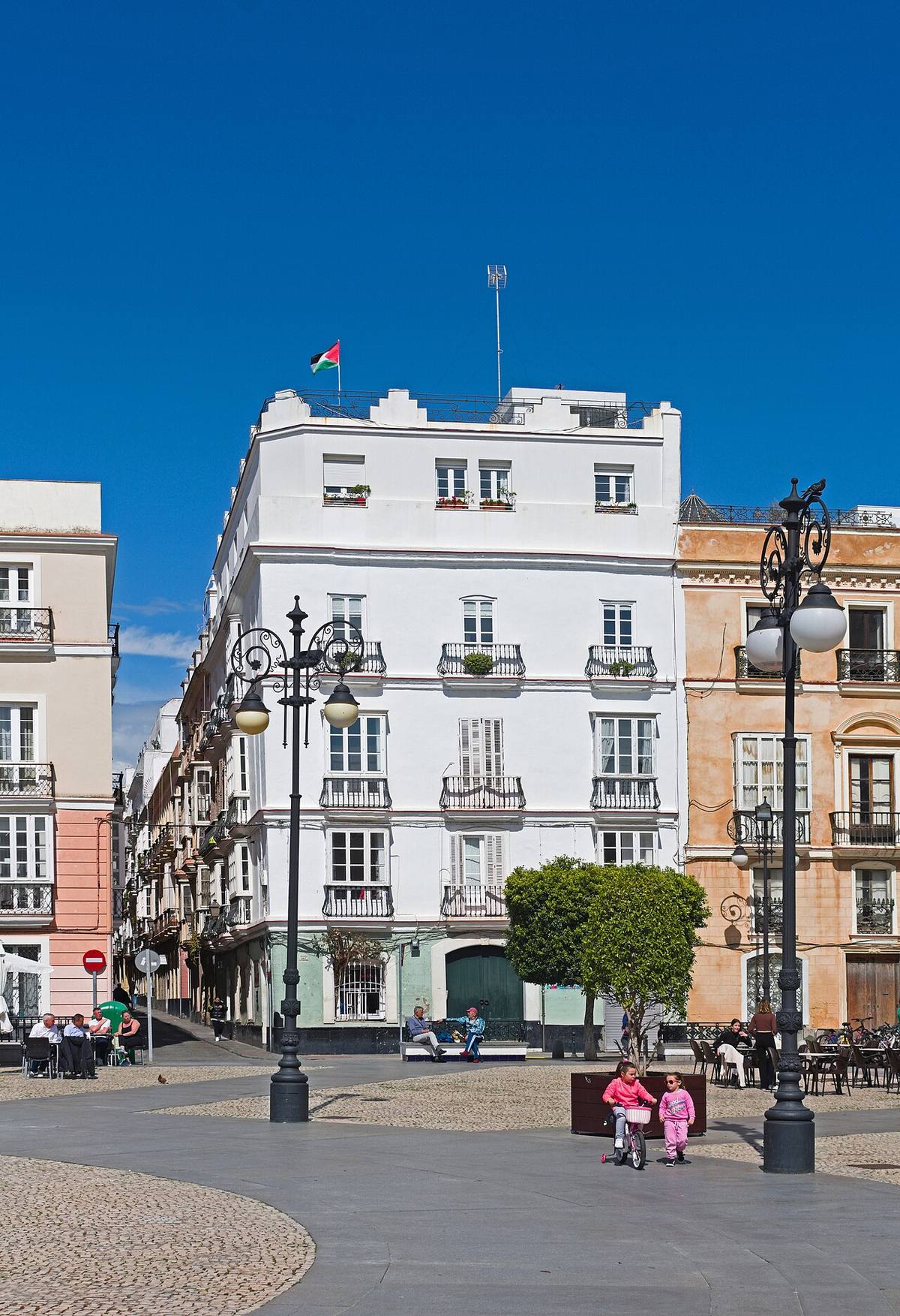Bloque de viviendas en una esquina de la Plaza de San Antonio.