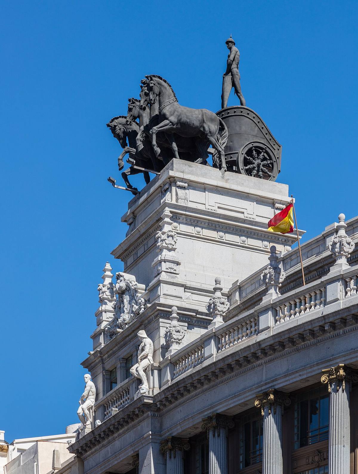 Escultura de la cuadriga en la parte superior del edificio del Banco de Bilbao en la calle de Alcalá, Madrid.