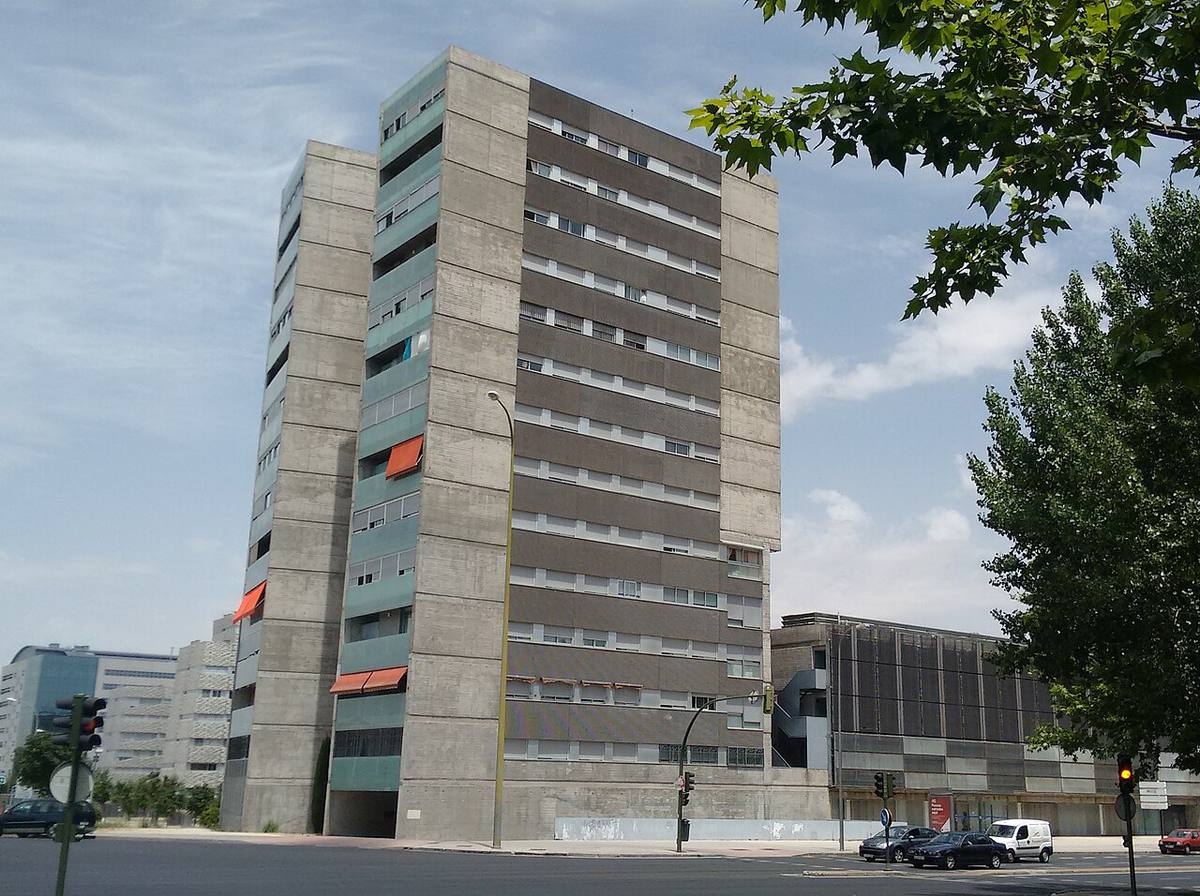 Fachada de viviendas de obra nueva en el barrio de Pradolongo, Madrid.