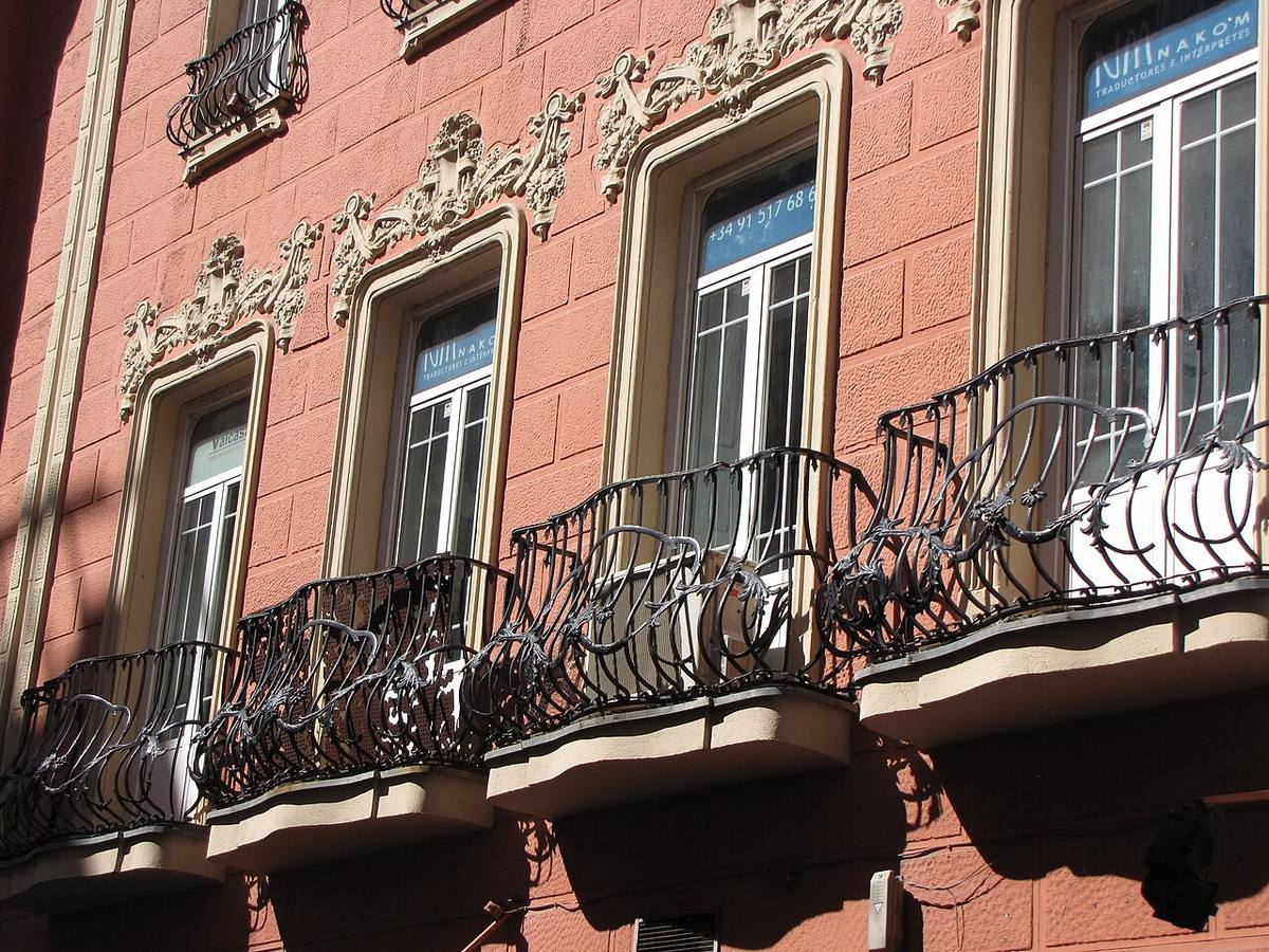 Detalle de balcones y ventanas en un edificio de Madrid.