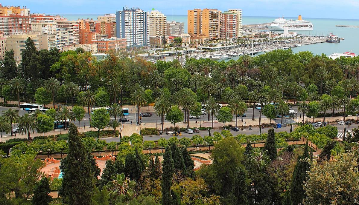 Panorámica de la zona portuaria y edificios residenciales en Málaga.