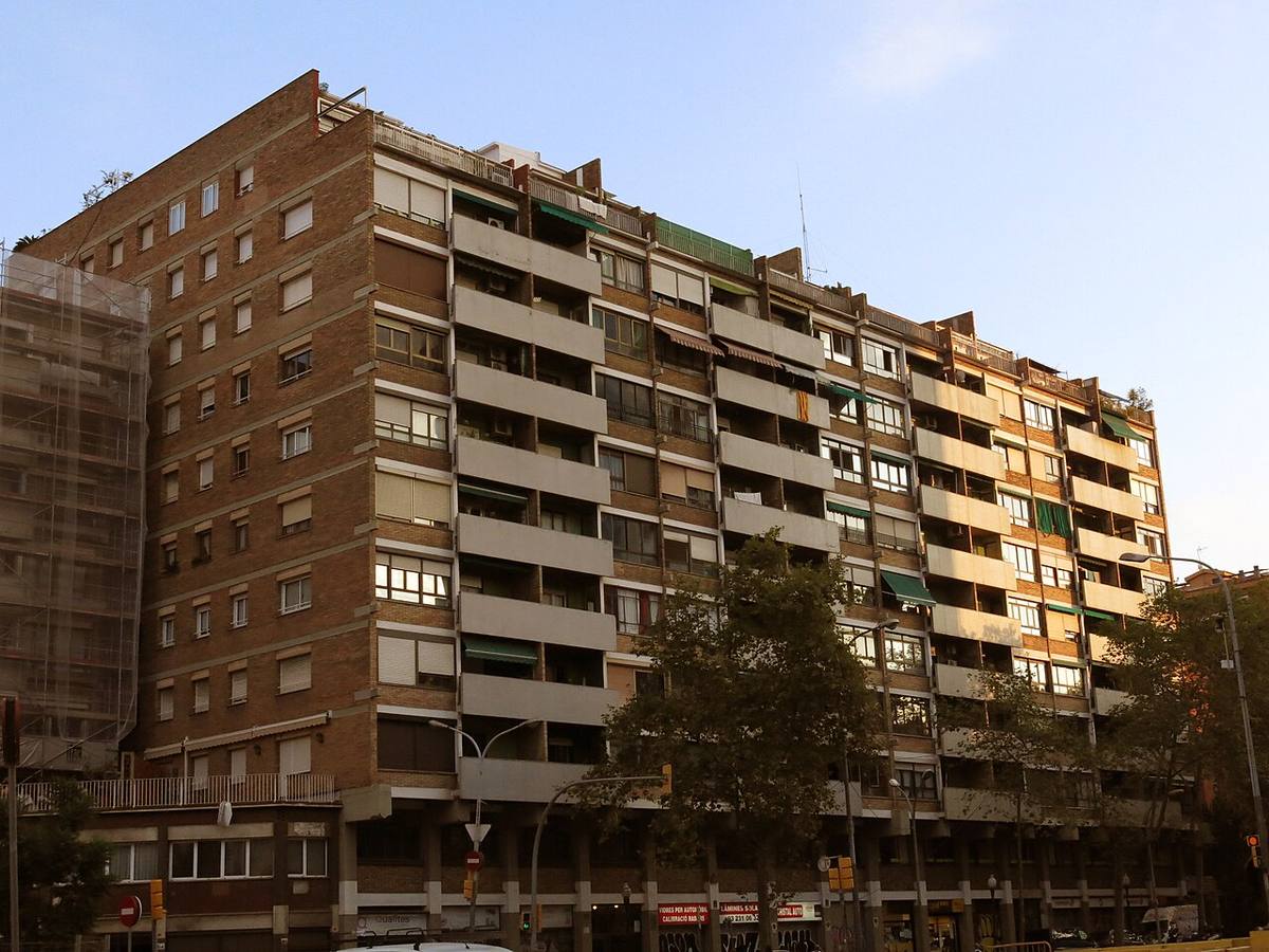 Edificio de viviendas Casa dels Braus en la Gran Via de les Corts Catalanes, Barcelona.