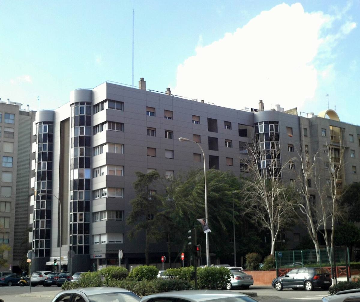Edificio residencial de apartamentos en una zona urbana.