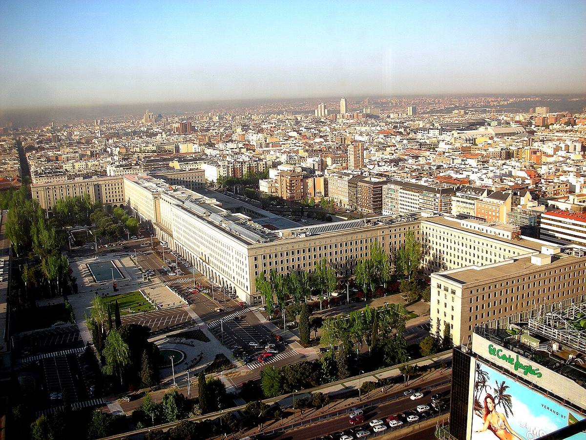 Vista aérea del complejo gubernamental de Nuevos Ministerios y el centro de Madrid.