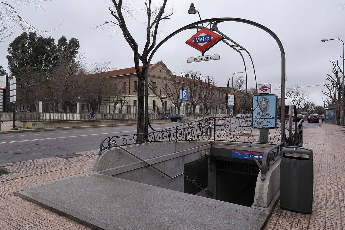 Acceso a la estación de Metro de Vicálvaro, distrito que acogerá Los Cerros.