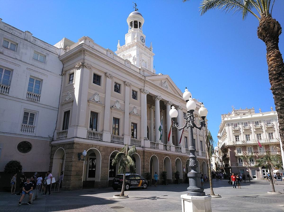 Fachada principal del Ayuntamiento de Cádiz en la plaza de San Juan de Dios.