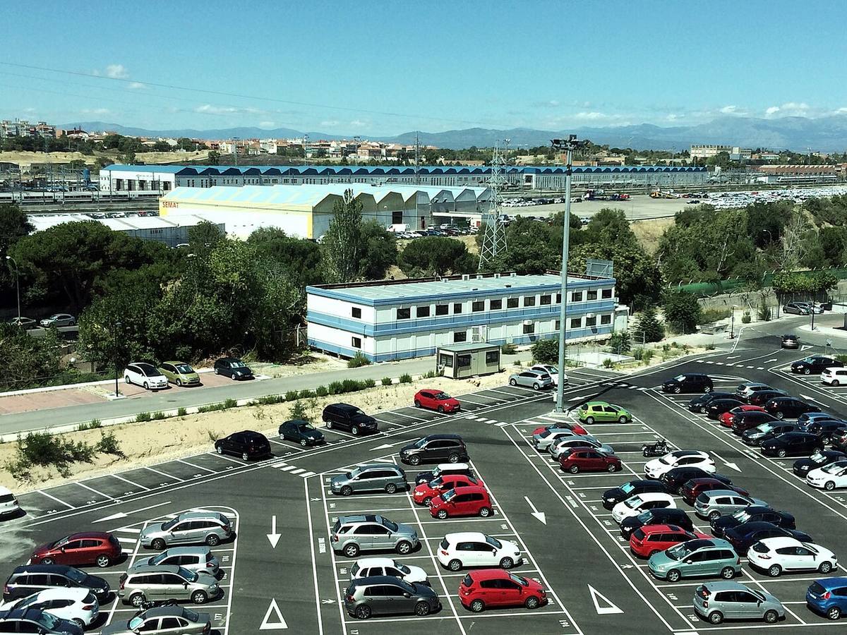Vista aérea de una zona de aparcamiento y naves industriales en el distrito de Las Tablas, Madrid.