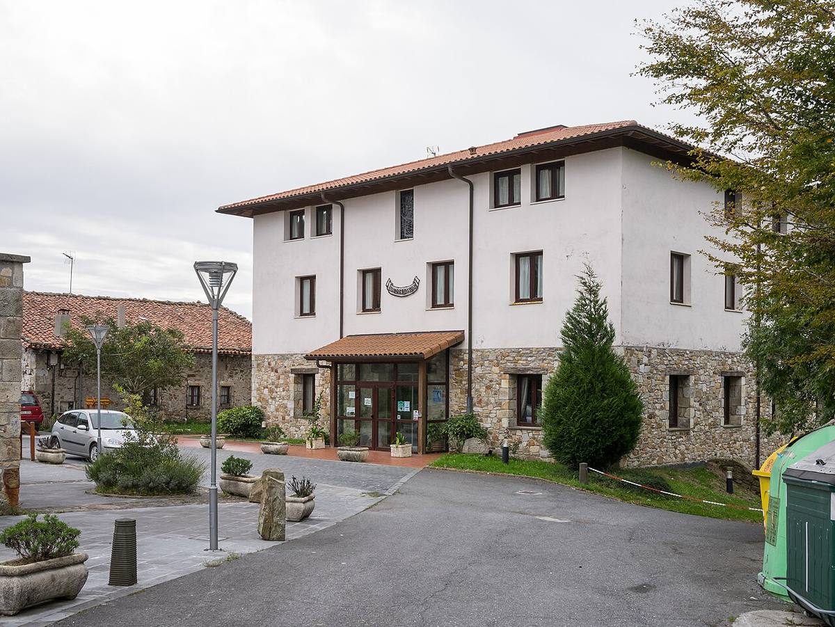 Edificio de apartamentos turísticos Lagunetxea en Urkiola.
