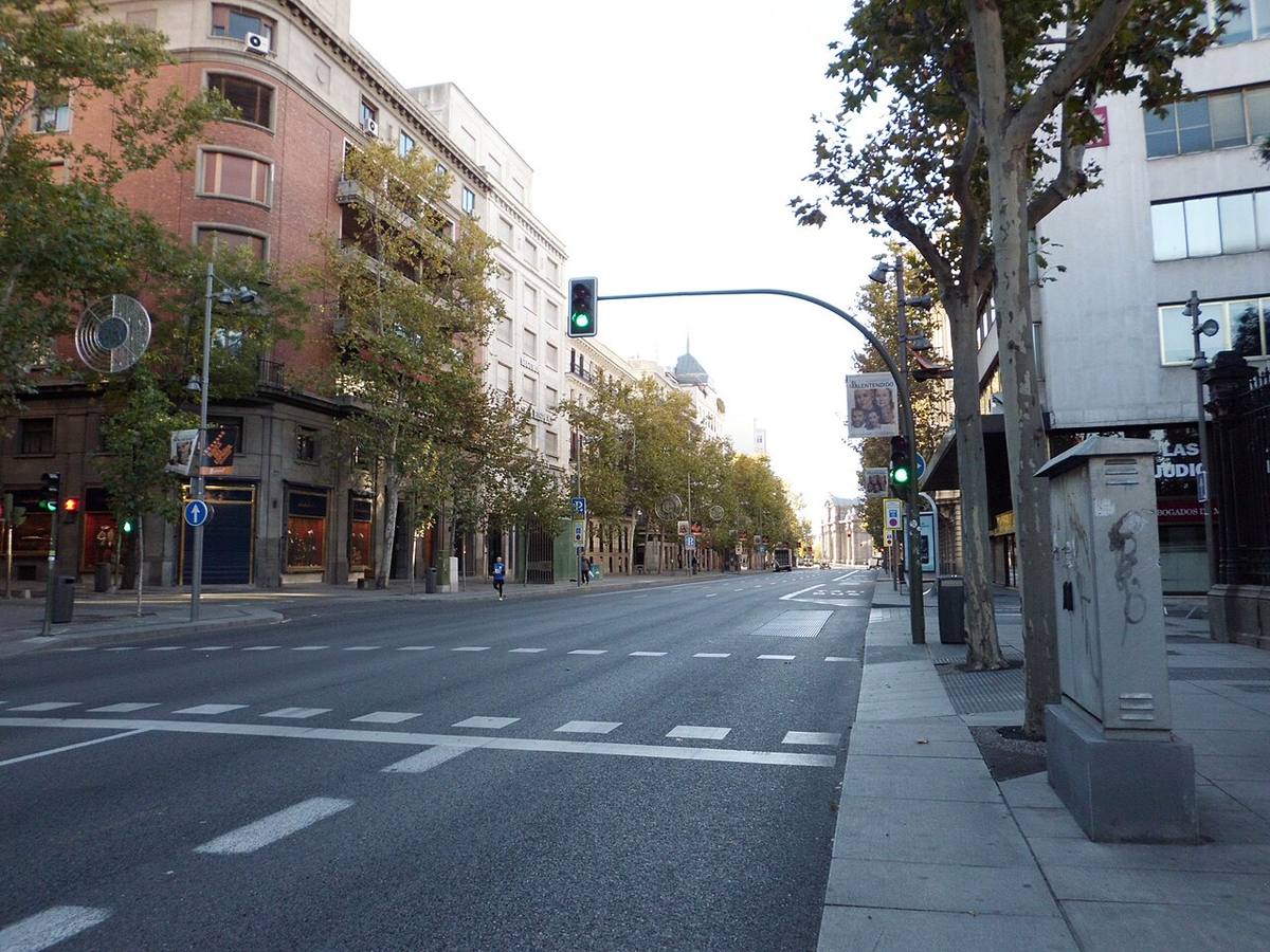 Intersección en la calle de Serrano, zona representativa del mercado inmobiliario de Salamanca.