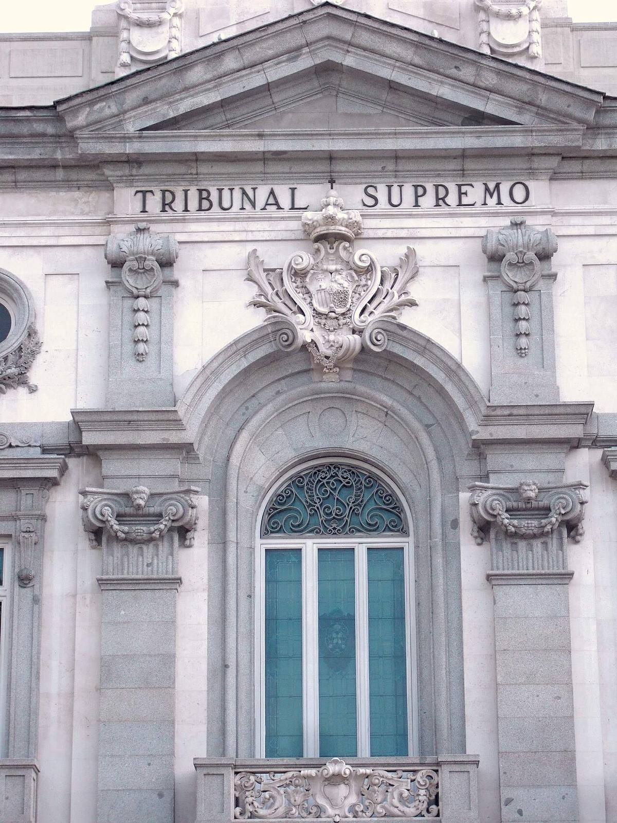 Detalle del frontispicio con la inscripción del Tribunal Supremo en Madrid.