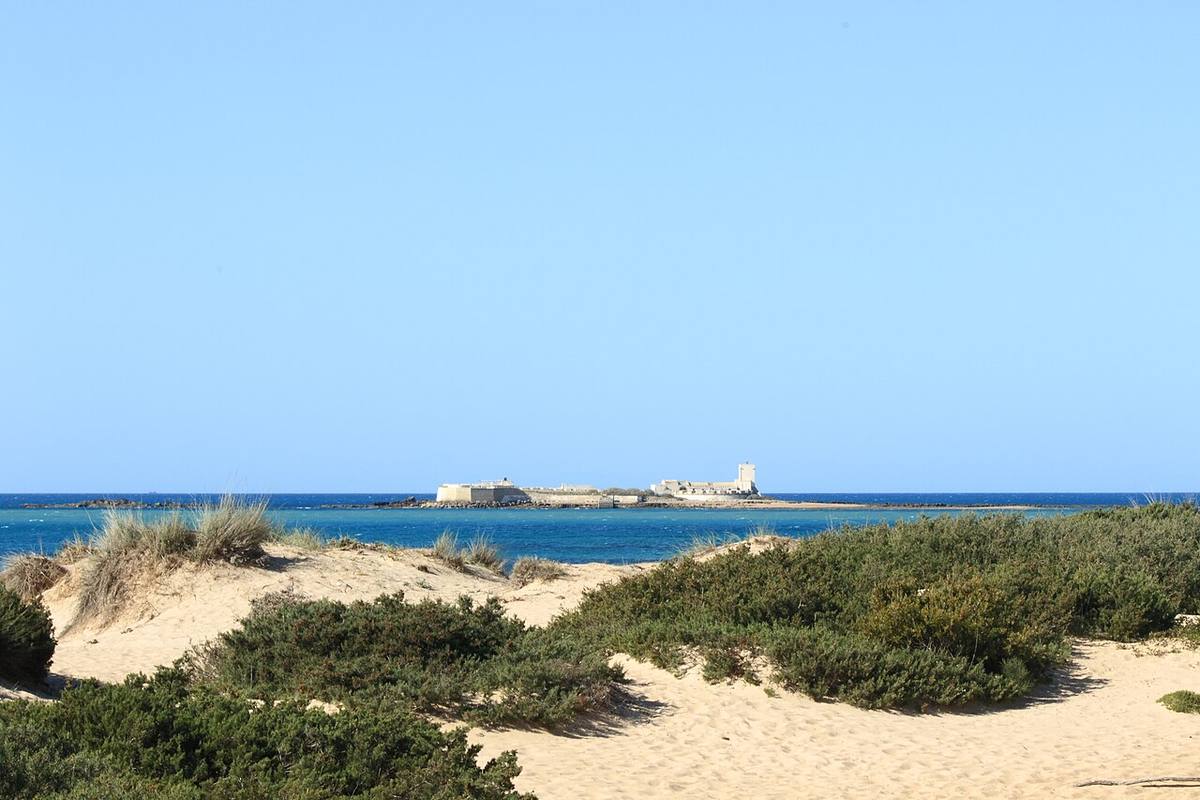 Vista del castillo de Sancti Petri desde la playa en Chiclana de la Frontera.