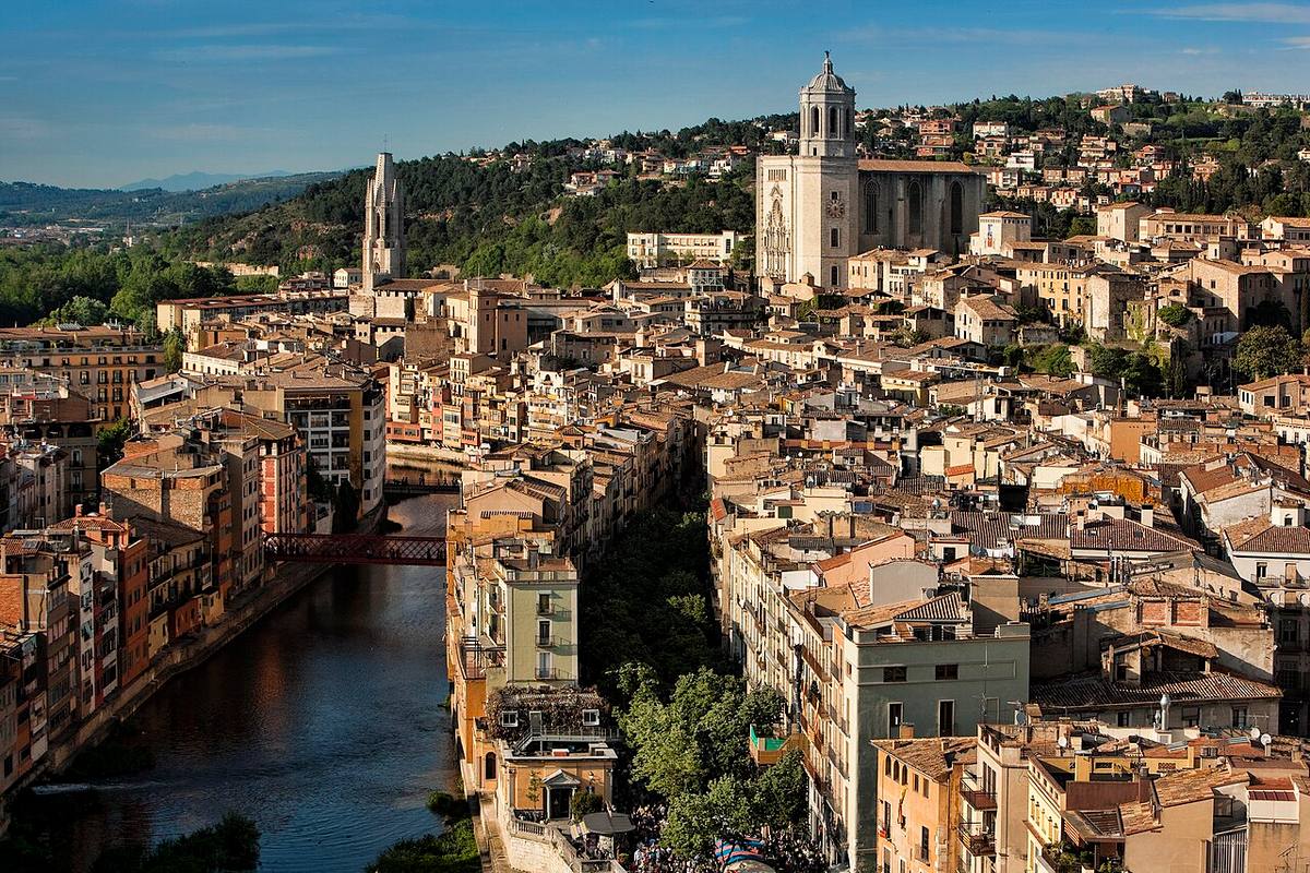 Panorámica del centro histórico y residencial de Girona.