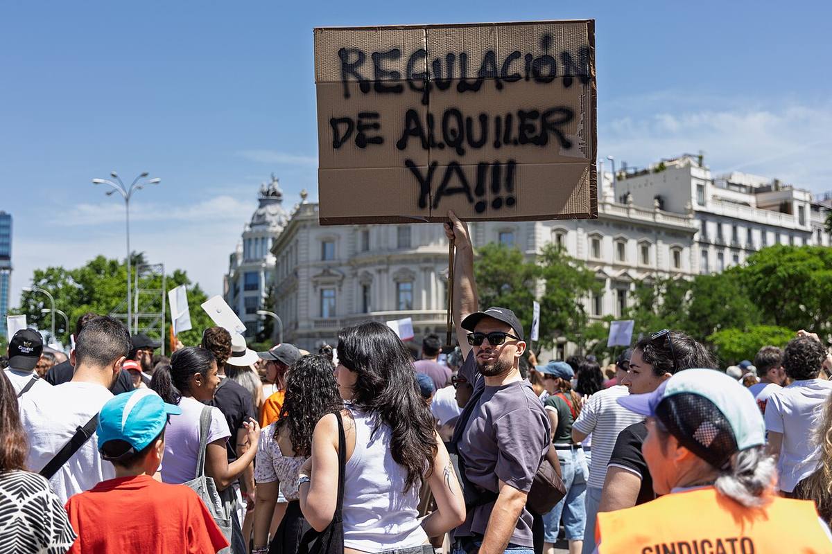Ciudadanos piden la regulación del precio del alquiler en una marcha en Madrid.
