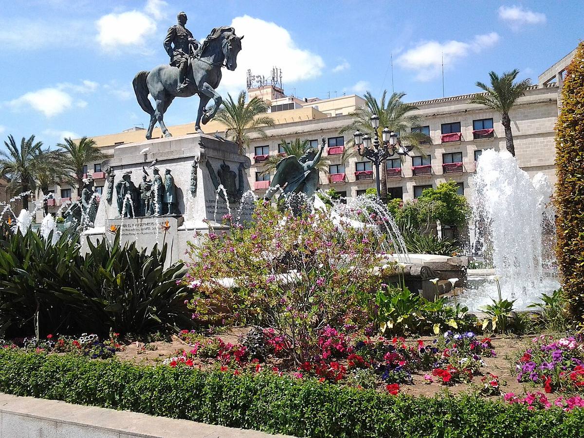 Monumento y fuentes en la Plaza del Arenal de Jerez de la Frontera.
