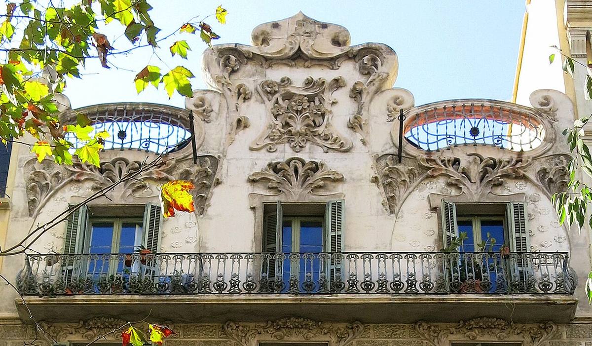 Detalle de la fachada de un edificio de viviendas en el Eixample, Barcelona.