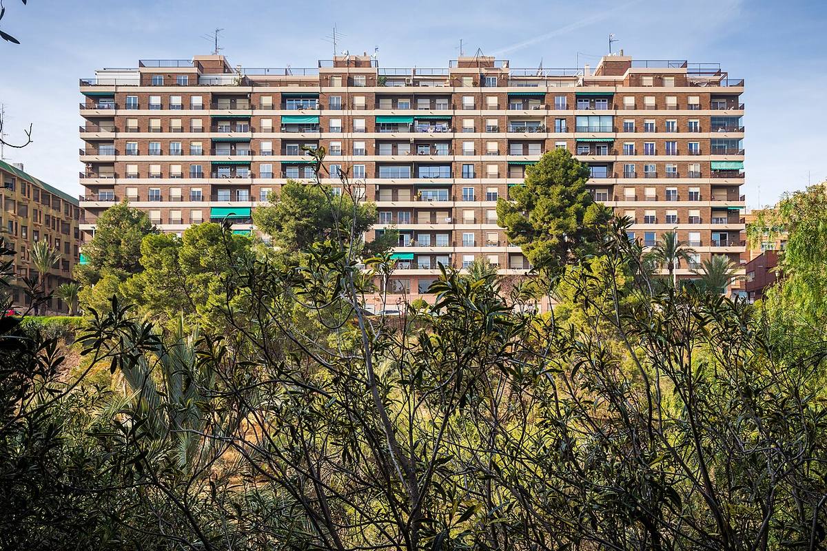 Edificio de apartamentos de Pont Nou visto desde el Parque Municipal de Elche, Alicante.