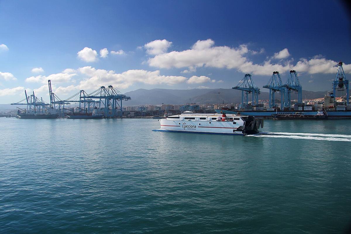 Terminal de contenedores y ferry navegando en el Puerto de Algeciras.
