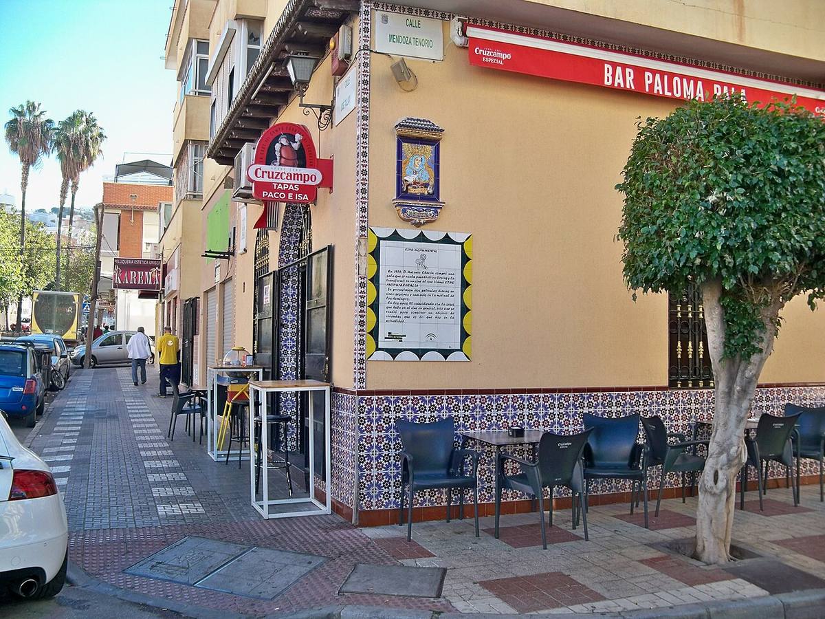 Fachada de un edificio residencial con locales comerciales en una calle de España.