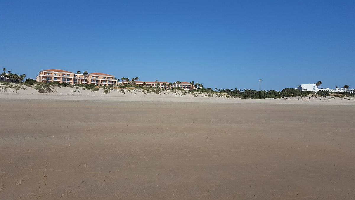 Urbanizaciones de viviendas frente a la playa de la Barrosa en Chiclana de la Frontera.