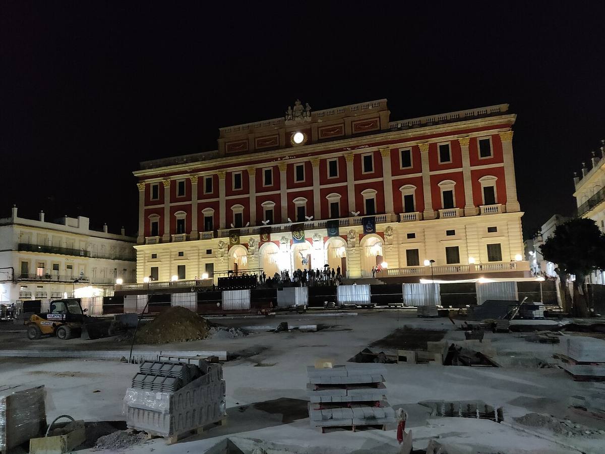 Obras de remodelación en la Plaza del Rey frente al Ayuntamiento de San Fernando.
