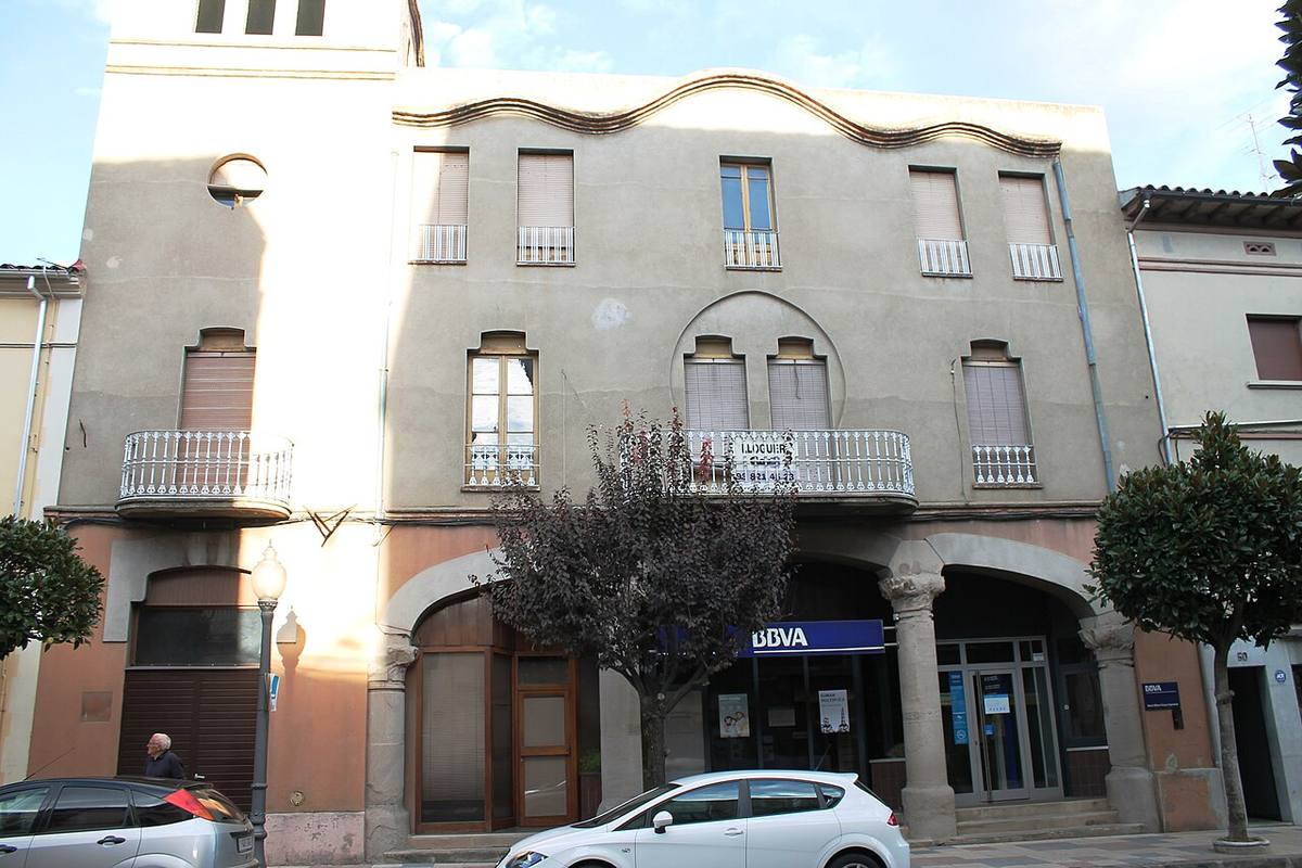 Oficina bancaria del BBVA en un edificio de Gironella.
