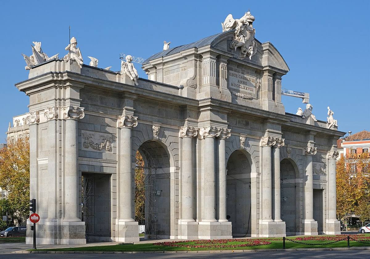 Perspectiva lateral de la Puerta de Alcalá en Madrid.