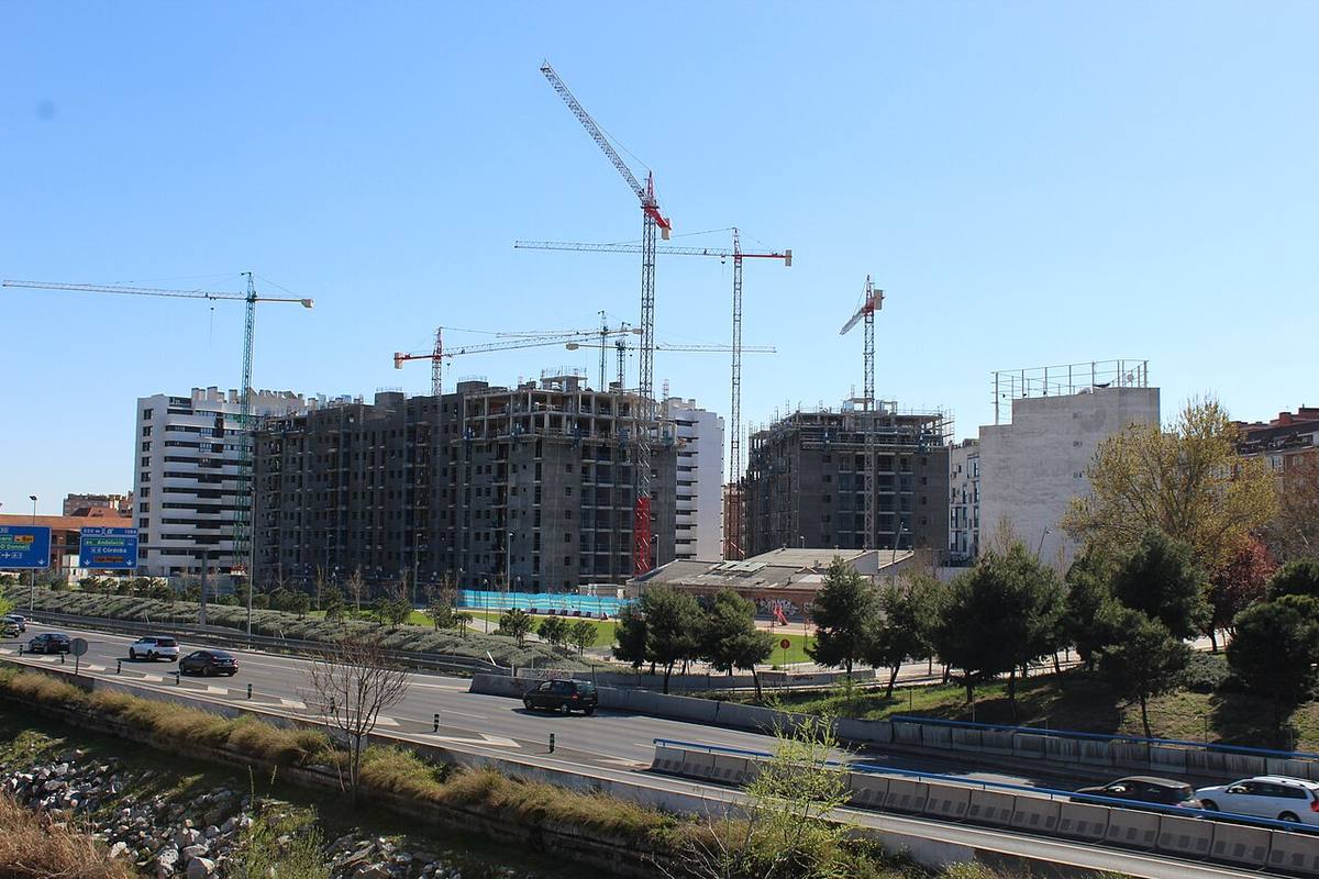 Obras de construcción de nuevos edificios de viviendas en Madrid.