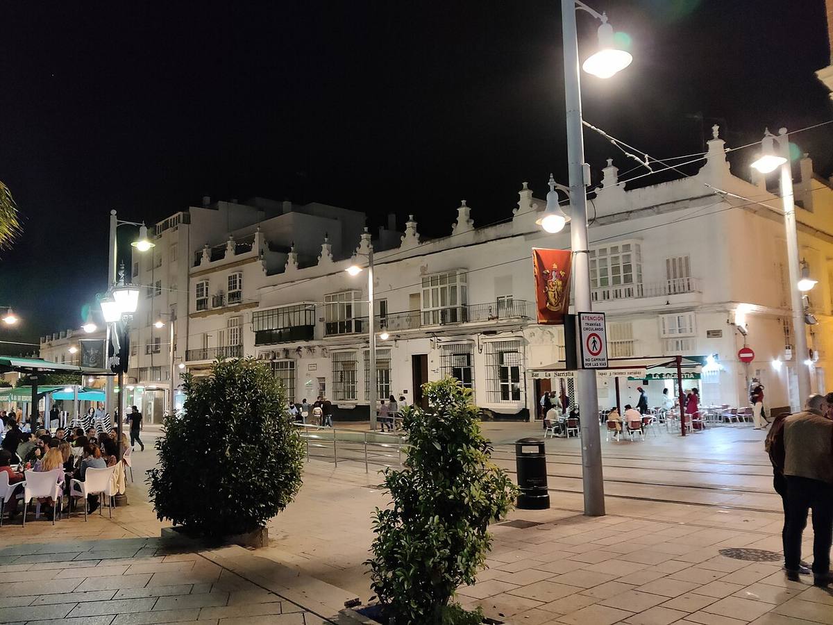 Ambiente nocturno y edificios en la calle Real de San Fernando.