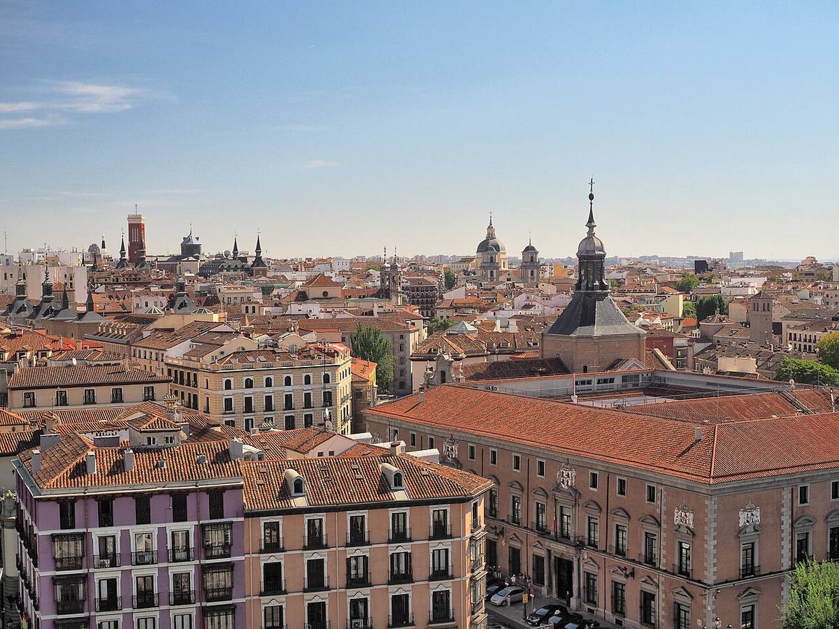 Vista de bloques de viviendas y edificios históricos en Madrid.