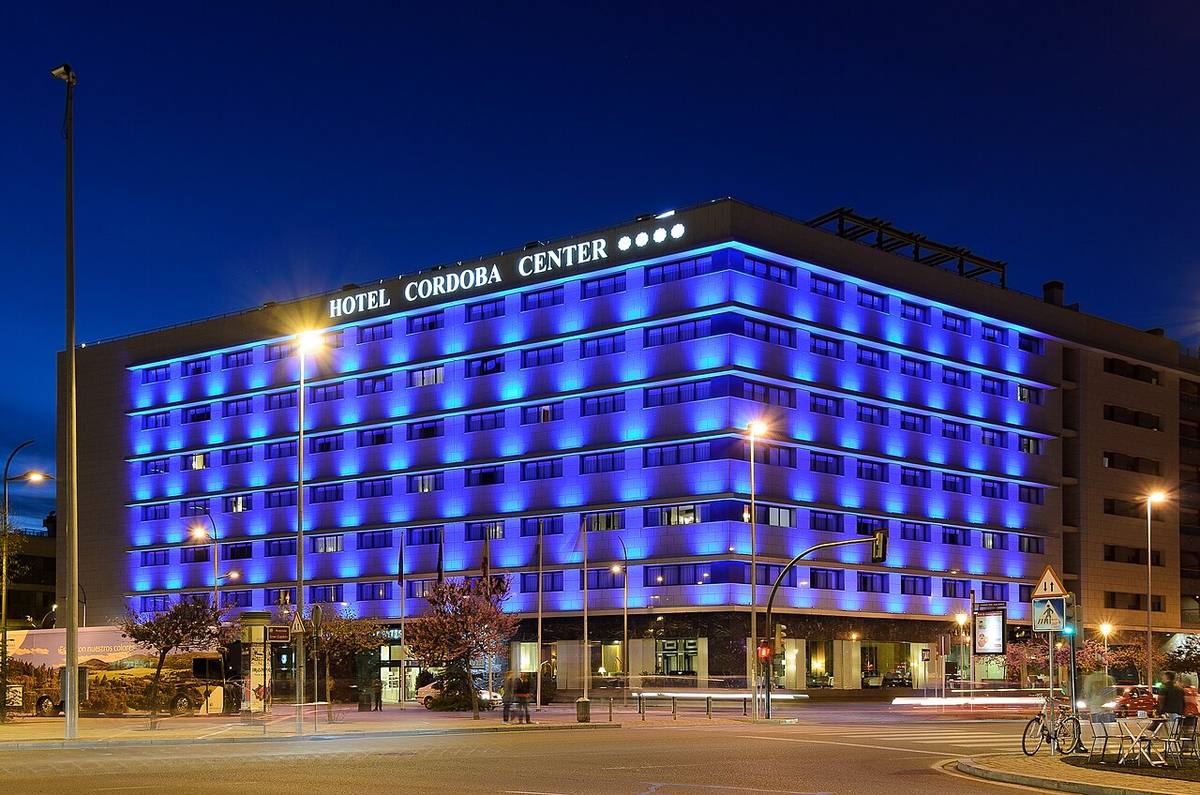 Fachada iluminada del Hotel Córdoba Center en Córdoba, España.