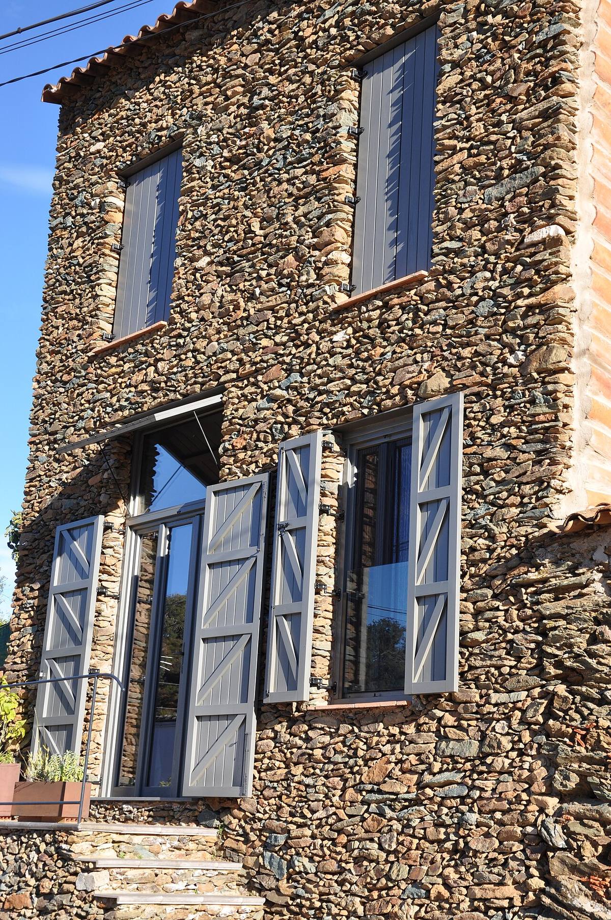 Fachada de una vivienda rehabilitada en Cortelazor.