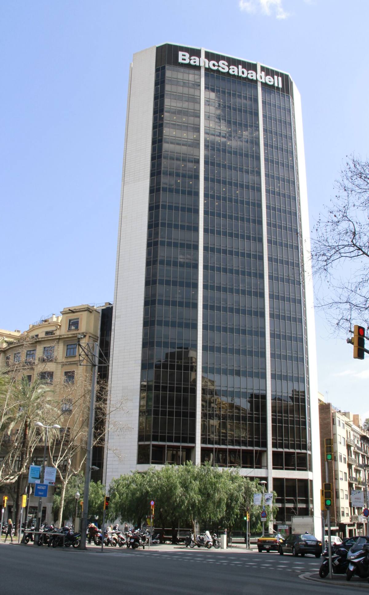 Fachada principal de la Torre Banco Sabadell en Barcelona.