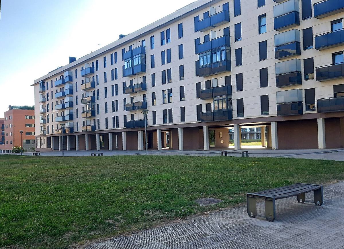 Bloque de viviendas de reciente construcción en el barrio de Buztintxuri, Pamplona.