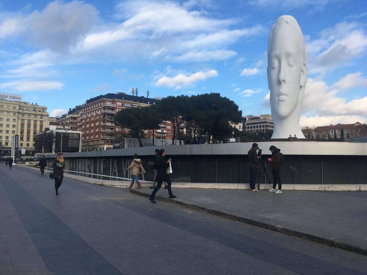 Vista de la plaza de Colón con la escultura Julia y edificios residenciales al fondo en Madrid.
