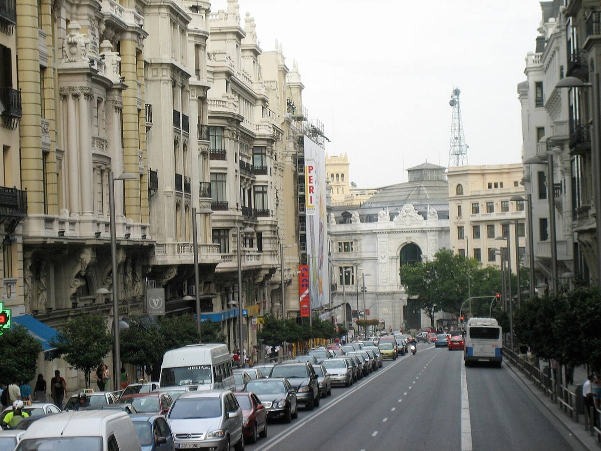 Edificios residenciales y comerciales en la calle Gran Vía de Madrid.