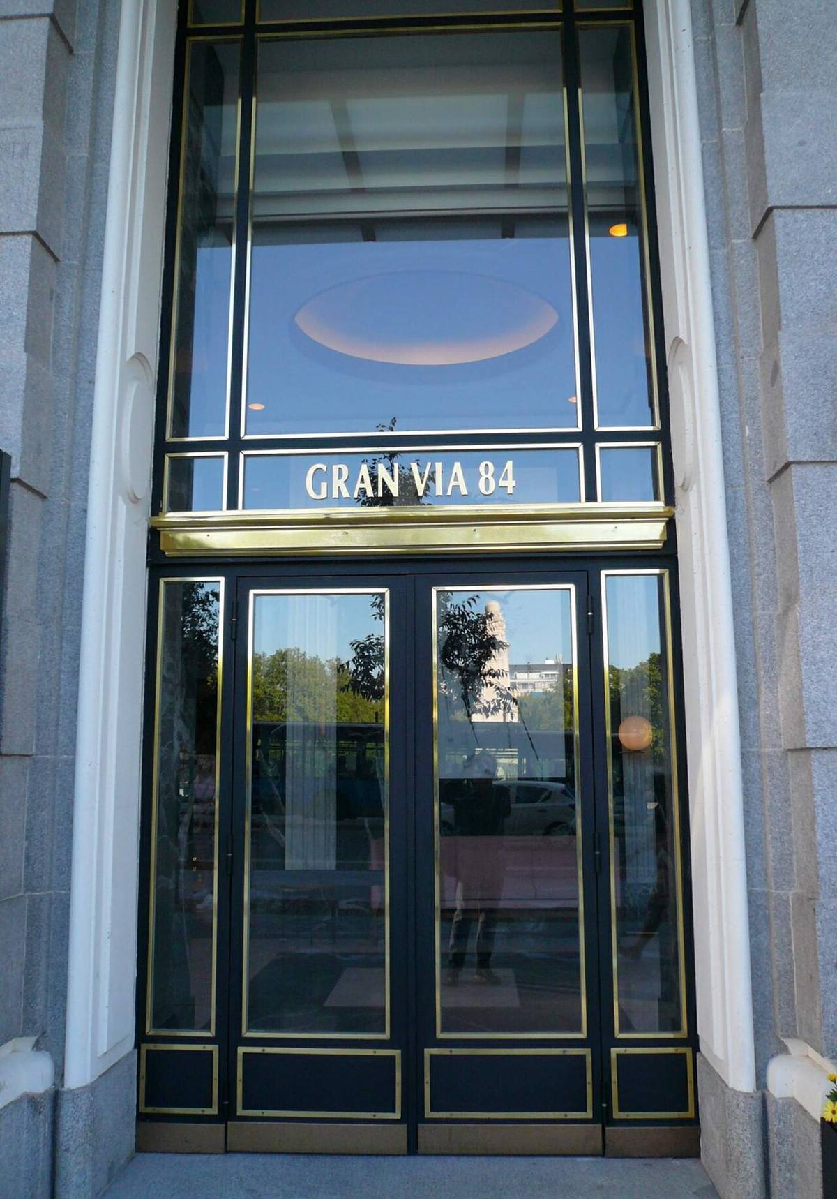 Entrada principal del Hotel Riu Plaza España en la Gran Vía de Madrid.